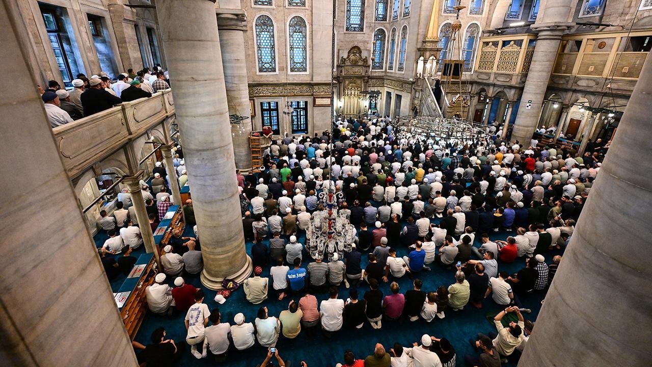 İzmir’de Bayram Namazı Saat Kaçta? (2026)