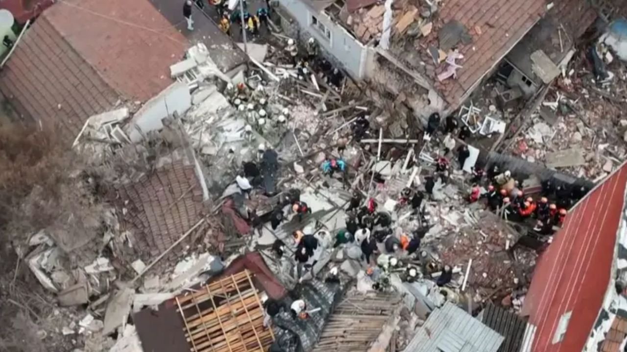 Fatih’te patlama sonrası iki bina çöktü, ekipler enkazda çalışıyor