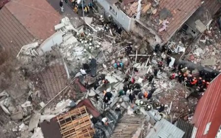 Fatih’te patlama sonrası iki bina çöktü, ekipler enkazda çalışıyor