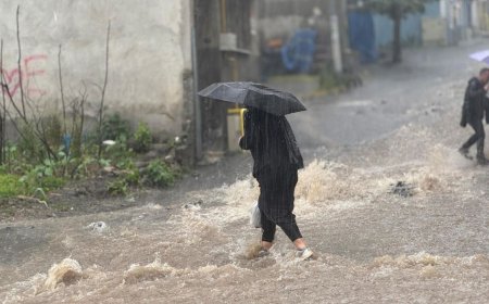 AKOM'dan İstanbul'a kuvvetli sağanak ve dolu alarmı! Saat verildi, hafta sonu sıcaklık düşecek